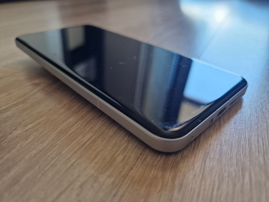 Xiaomi 15 Ultra Sklo je prjemne na vetkch tyroch hranch zaoblen, ale displej zostva rovn