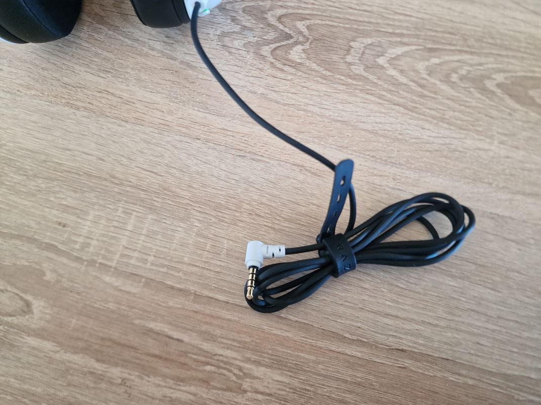 Razer BlackShark V2 X White Edition Sce je headset kblov ale m 3.5mm jack, ktor pripojte prakticky ku vetkmu.