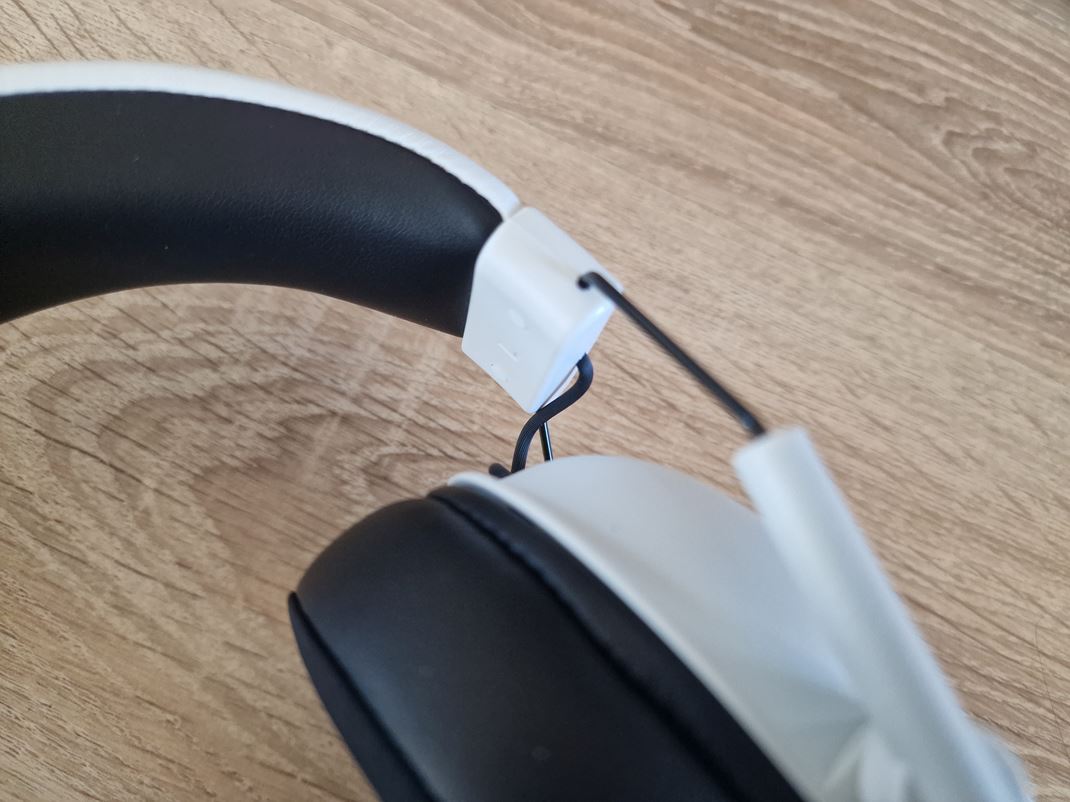 Razer BlackShark V2 X White Edition Zaujmavosou je napojenie kontrukcie len cez tenk oceov drty.