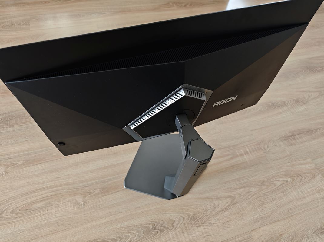 AOC Agon Pro AG326UD - 4K OLED monitor Rovnako nepravideln tvar m aj podsvietenie v zadnej asti. Vyzer vak tlovo.