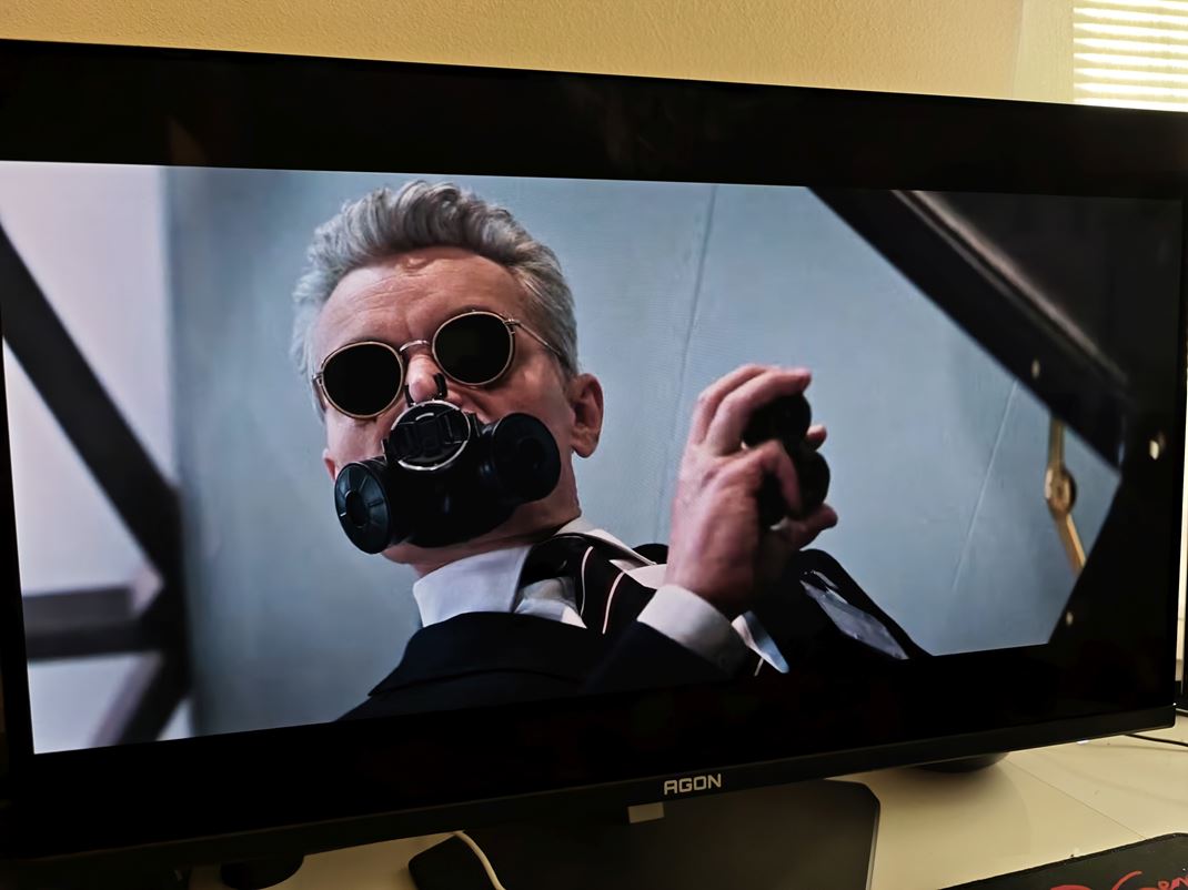 AOC Agon Pro AG326UD - 4K OLED monitor Filmy vyzeraj pardne.