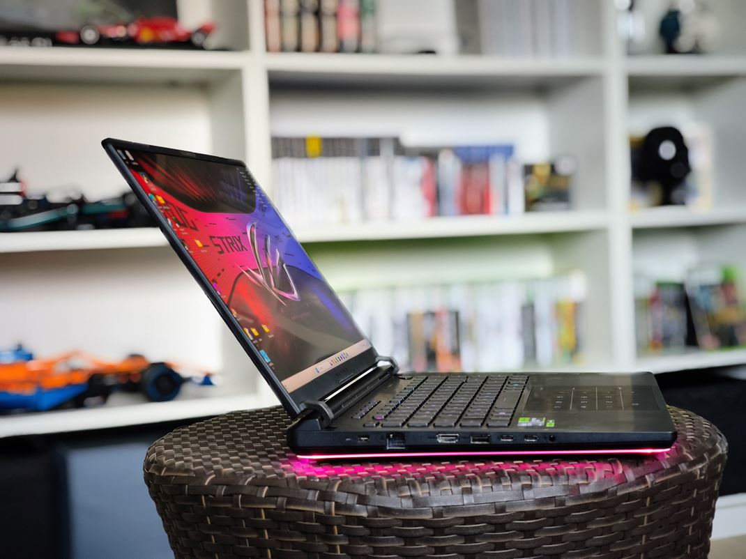 ROG STRIX SCAR 16 (G635) Maximlny sklon displeja mohol by aj v