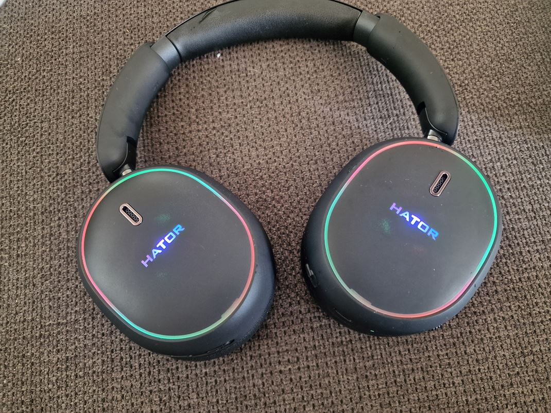 Hator Phoenix 2 Wireless headset Ak mte radi RGB, headset vs uspokoj aj v tomto ohade.
