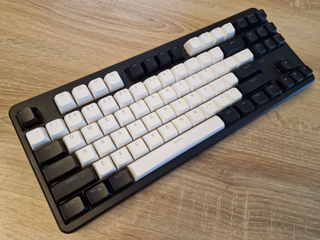 Hator Rockfall 3 TKL klvesnica Dostanete prjemn masvnejiu TKL klvesnicu aj s wireless monosou.