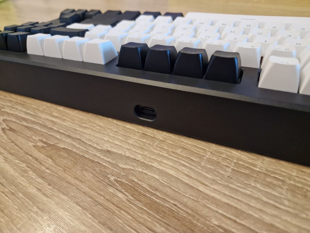Hator Rockfall 3 TKL klvesnica Vzadu je port na nabjanie respektve pripojenie k PC.
