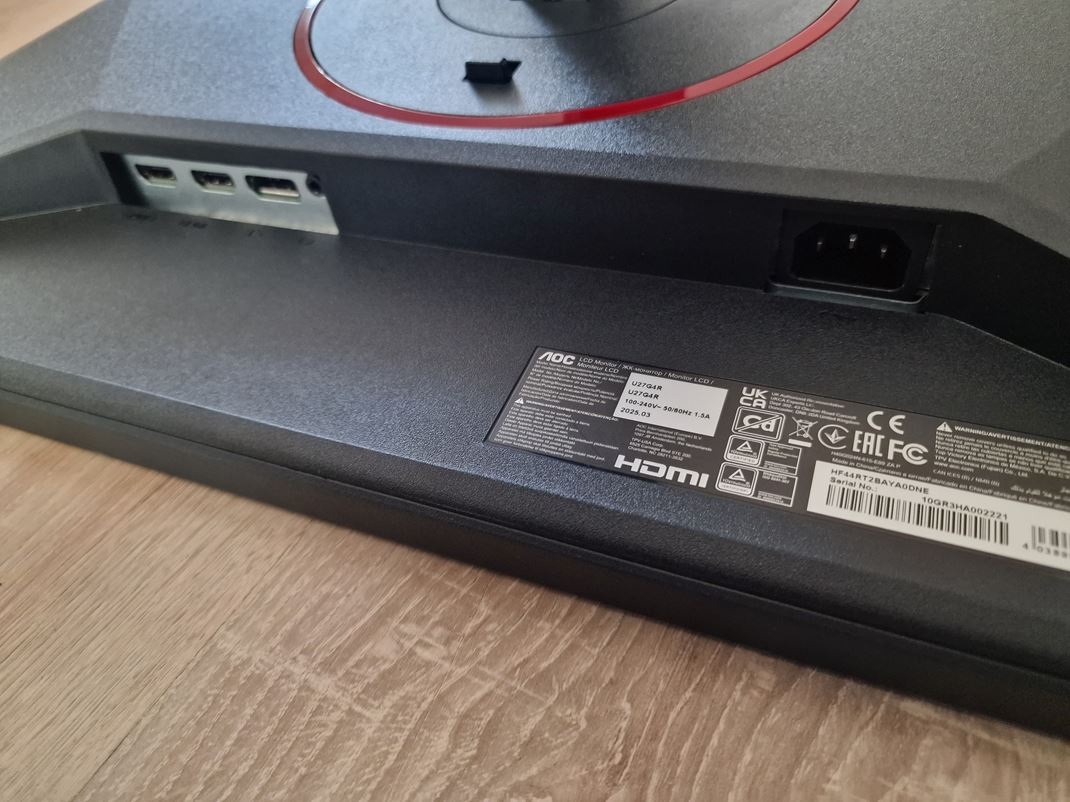 AOC U27G4R - monitor s dual mode Tri videoporty postaia, dopaj ich tri USB porty na pravej strane monitora