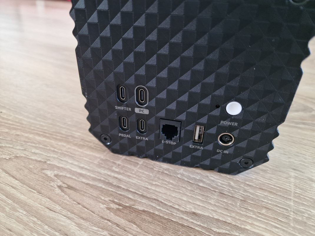 PXN VD10 - direct drive volant Ponuka portov v zkladni je modern a prakticky vetko ide cez USB-C