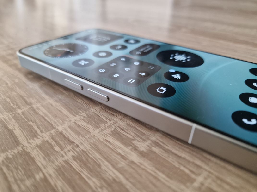 Nothing Phone (3) akajte kvalitn kontrukciu s plochmi kovovmi hranami