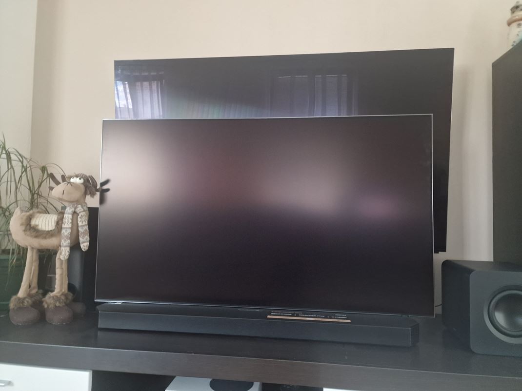 Samsung 55'' QN90F - Mini LED TV Antireflexn vrstva funguje vemi dobre. Pekne sa porovn s reflexiami na tandardnom TV za nm.
