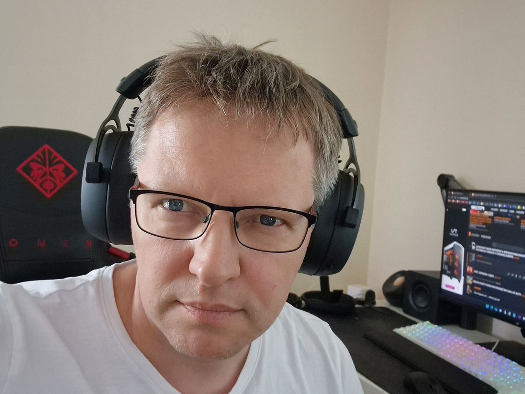 Hator Hypergang 3 USB Na hlave sedia pohodlne a doslova mkko.