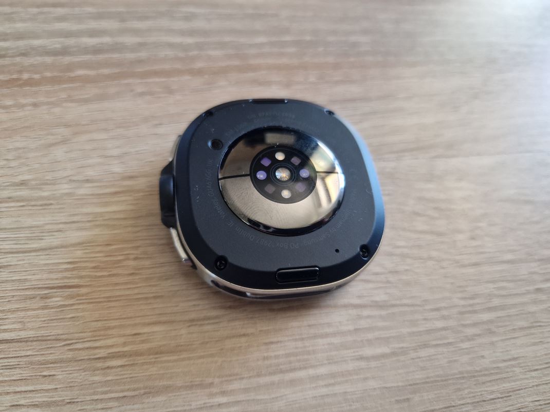 Samsung Watch 8 Classic Mnostvo senzorov zo spodnej strany nechba. Zrove hodinky maj nov systm na pripnutie remienka.
