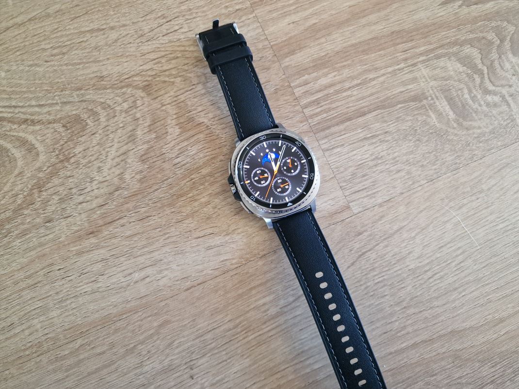 Samsung Watch 8 Classic Hodinky vyzeraj elegantne.