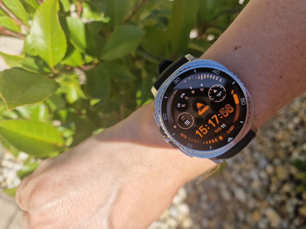 Samsung Watch 8 Classic Aj na slnku bud dostatone jasn.
