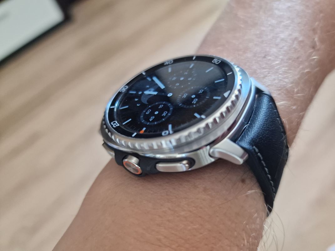 Samsung Watch 8 Classic Hrbka je prijaten.