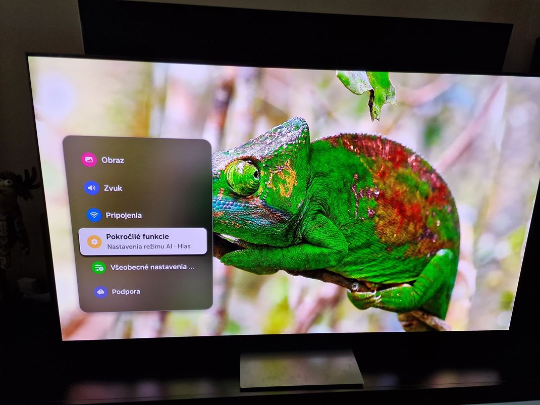Samsung S90F OLED TV ia aj hlbie menu pripomna mobily a je preto neprehadn.
