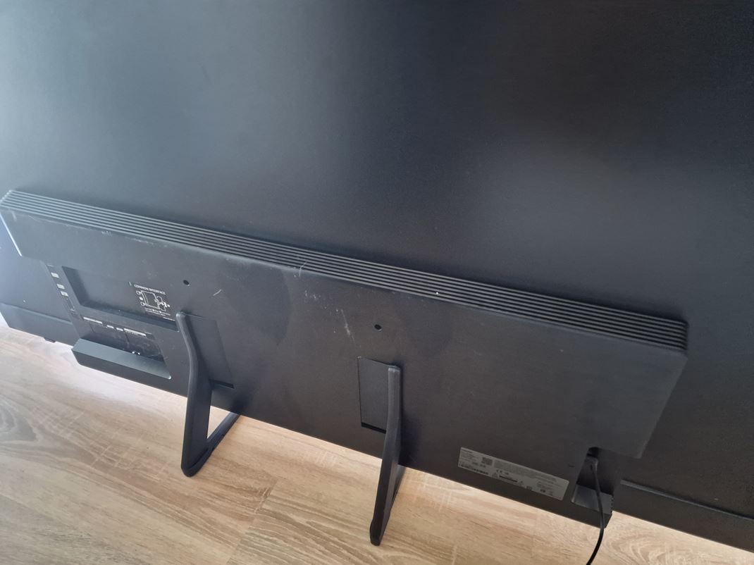 Samsung S90F OLED TV Televzor je tenk, a na hlavn plochu s hardvrom.