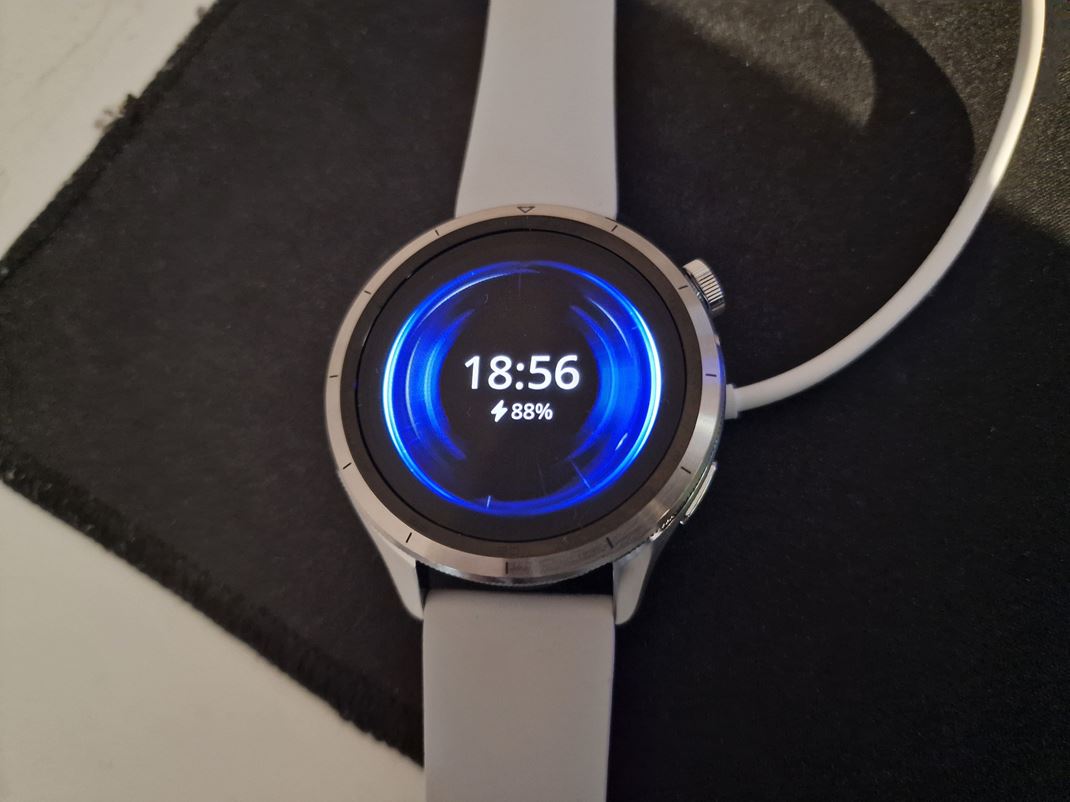 Xiaomi Watch S4 Nabjanie je cez magnetick nabjaku, aj ke nie cez wireless a muste tak hodinky nastavi na kontakty.