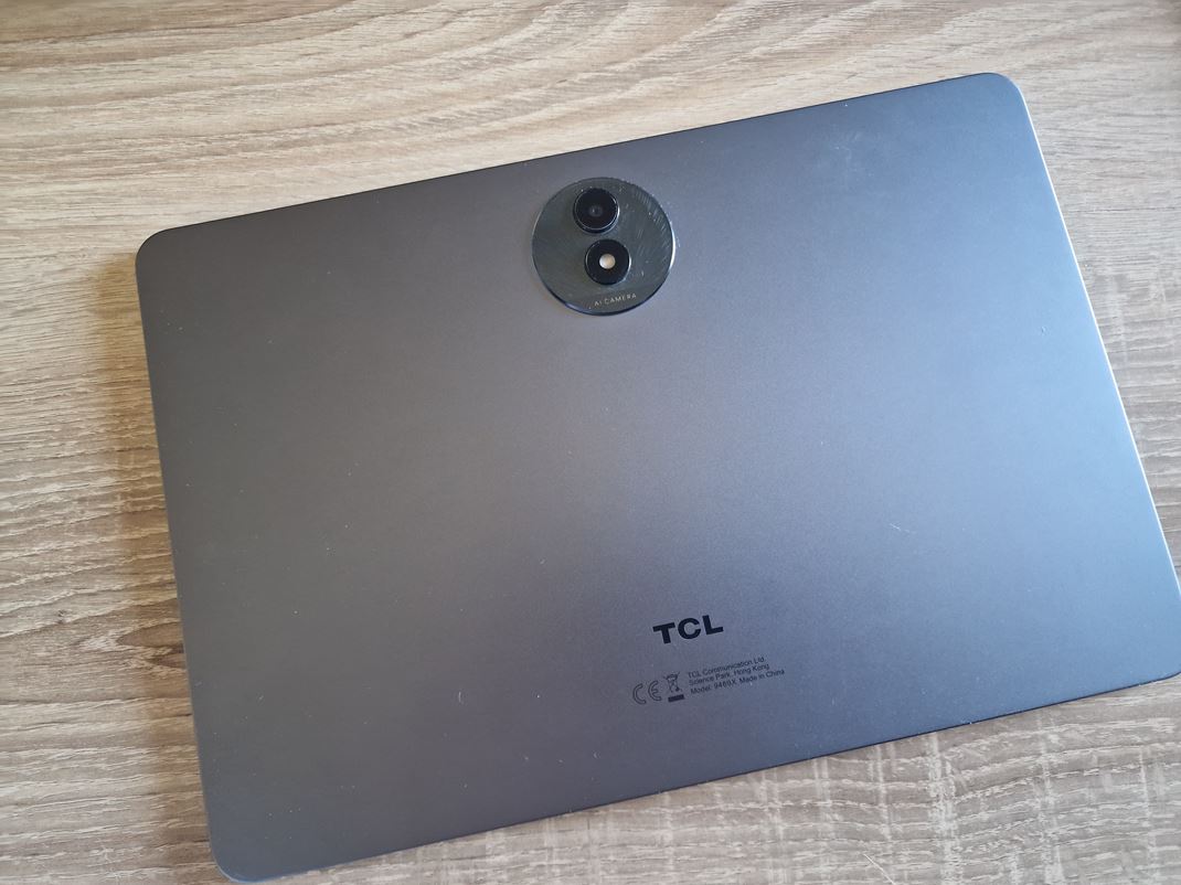 TCL NXT Paper 11 Plus Zozadu je tandardn,  pridva aj kameru a svetlo.