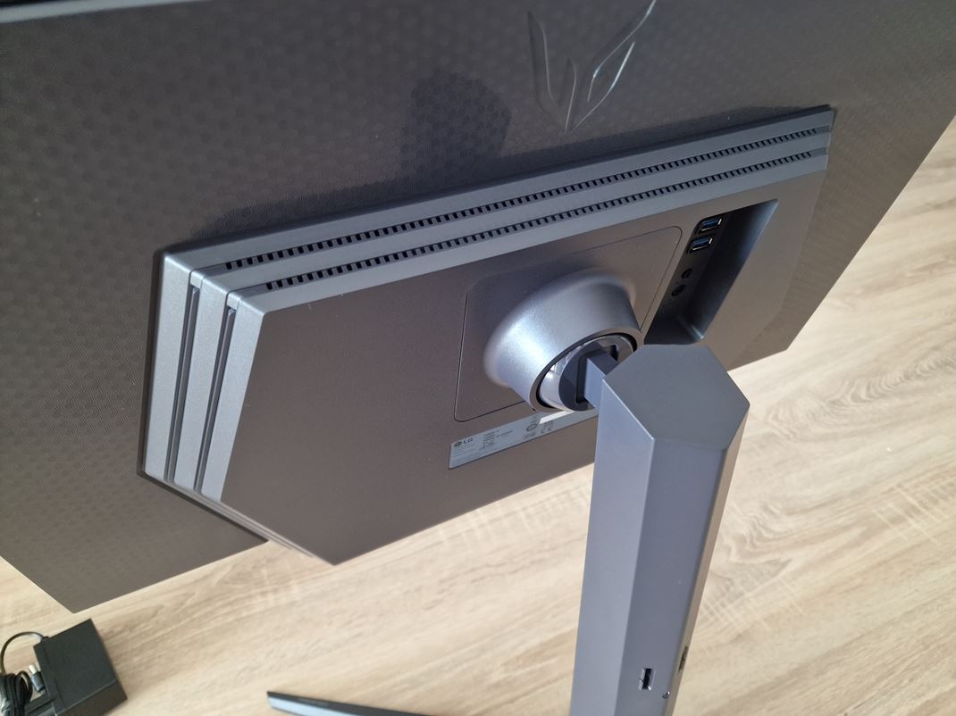 LG 27GS85Q - 1440p / 200Hz monitor Zadn dizajn a aj uchytenie nohy je pekne spraven.