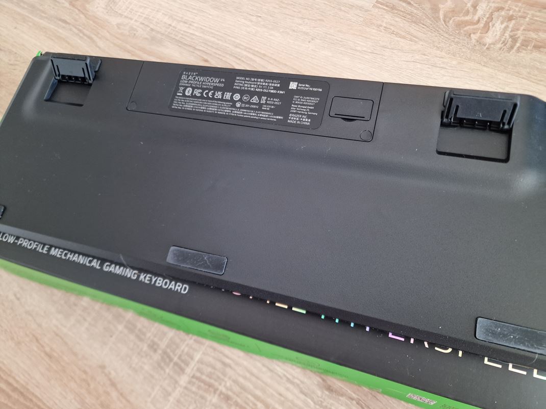 Razer BlackWidow V4 Low-profile Hyperspeed Noiky nechbaj, aj ke podloka pod zpstia chba.