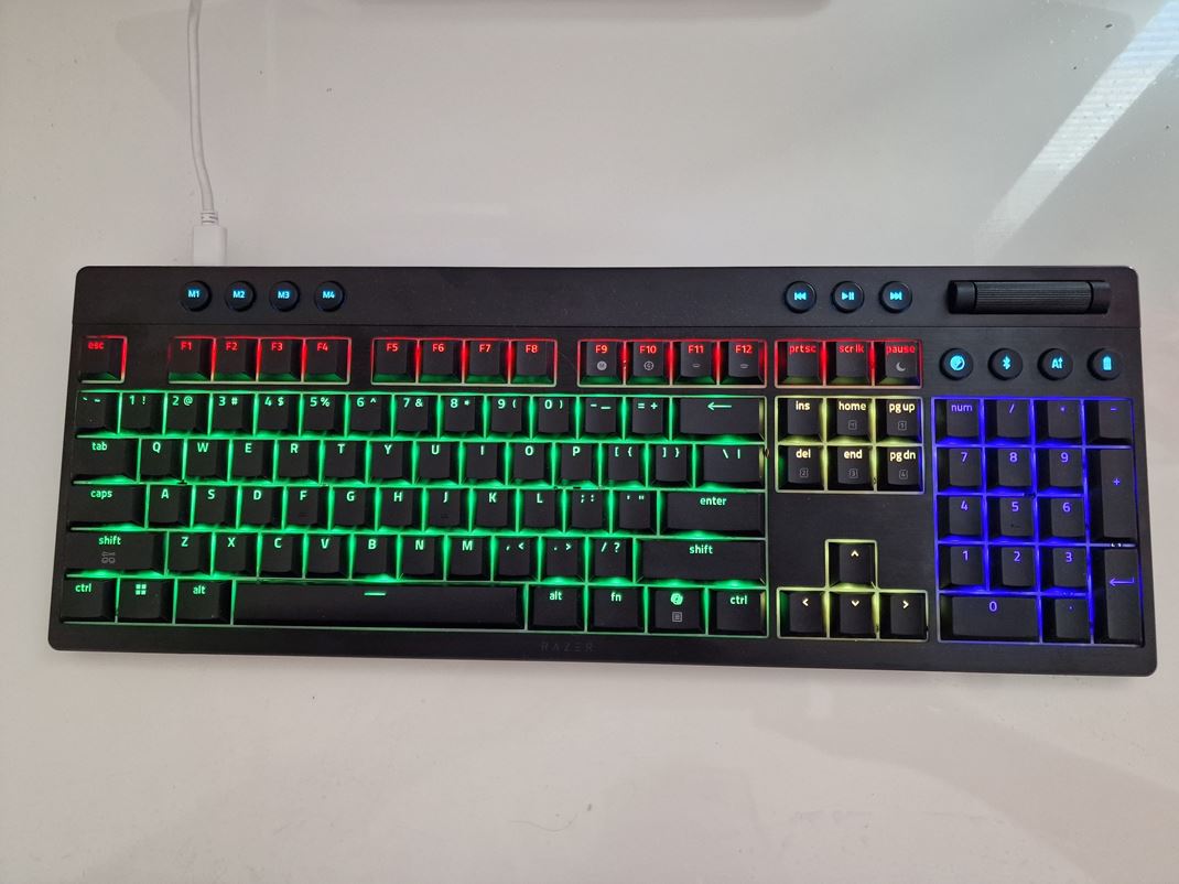 Razer BlackWidow V4 Low-profile Hyperspeed Podsvietenie nechba, aj ke ak pjdete na batriu, prid to k spotrebe.