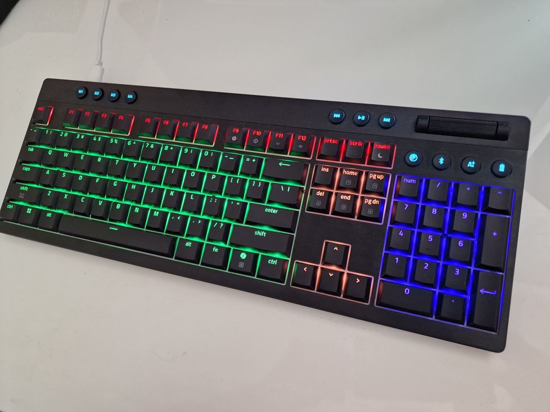 Razer BlackWidow V4 Low-profile Hyperspeed Klvesnicu viete nastavi v tyroch profiloch a prepna si ich aj bez aplikcie.