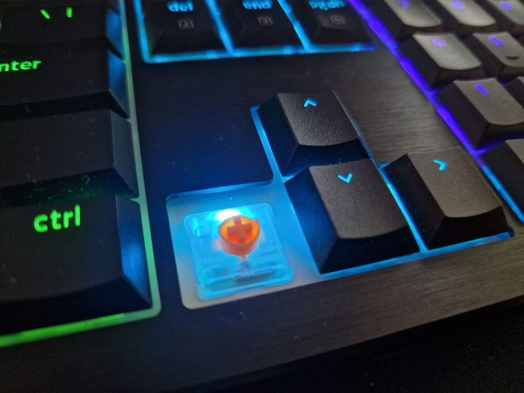 Razer BlackWidow V4 Low-profile Hyperspeed V tejto verzii boli tich oranov switche.