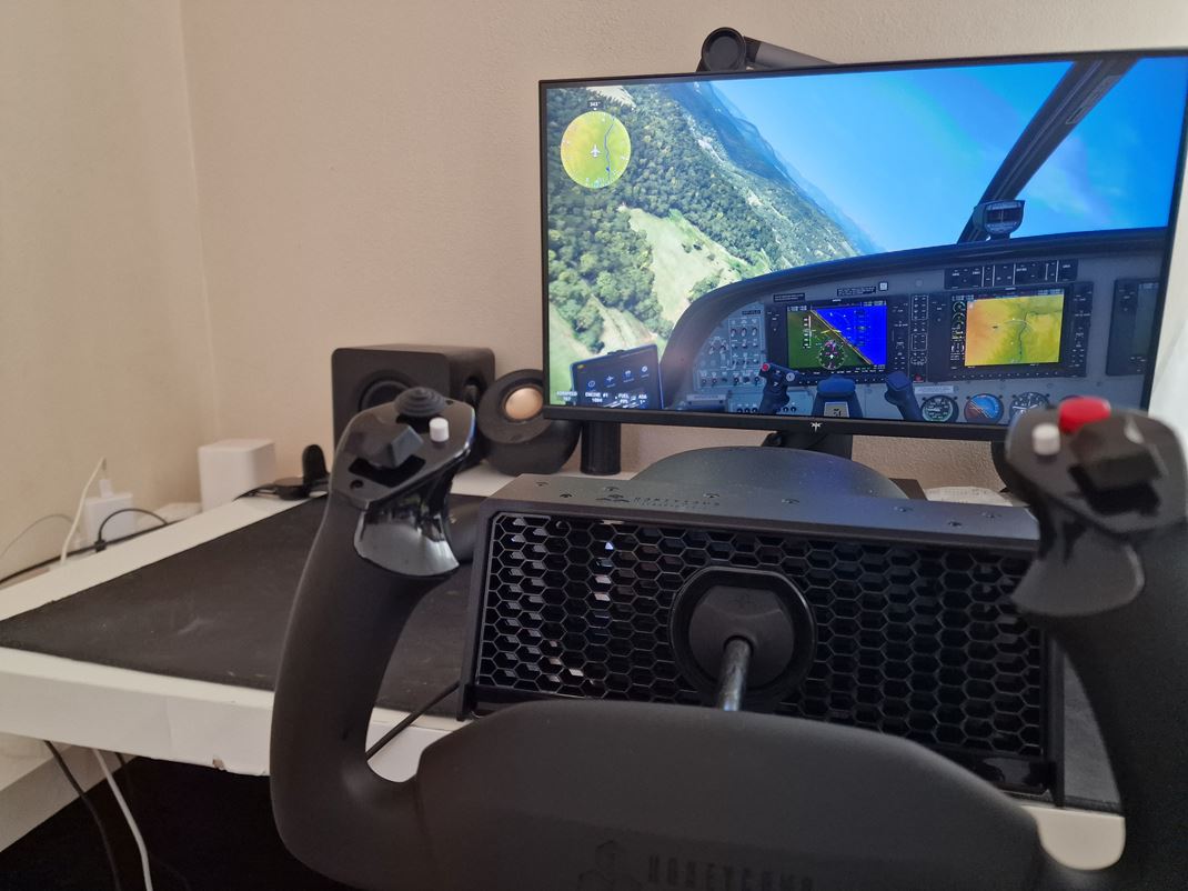 Honeycomb Alpha Flight Light Flight Simulator plne s Yoke spolupracuje.