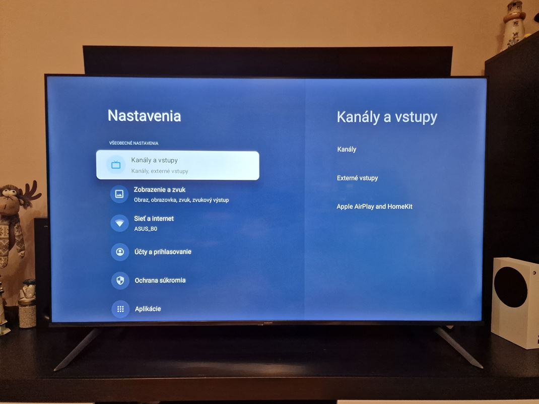 65'' Xiaomi TV A Pro Nerovnomern podsvietenie vidie na edej farbe.