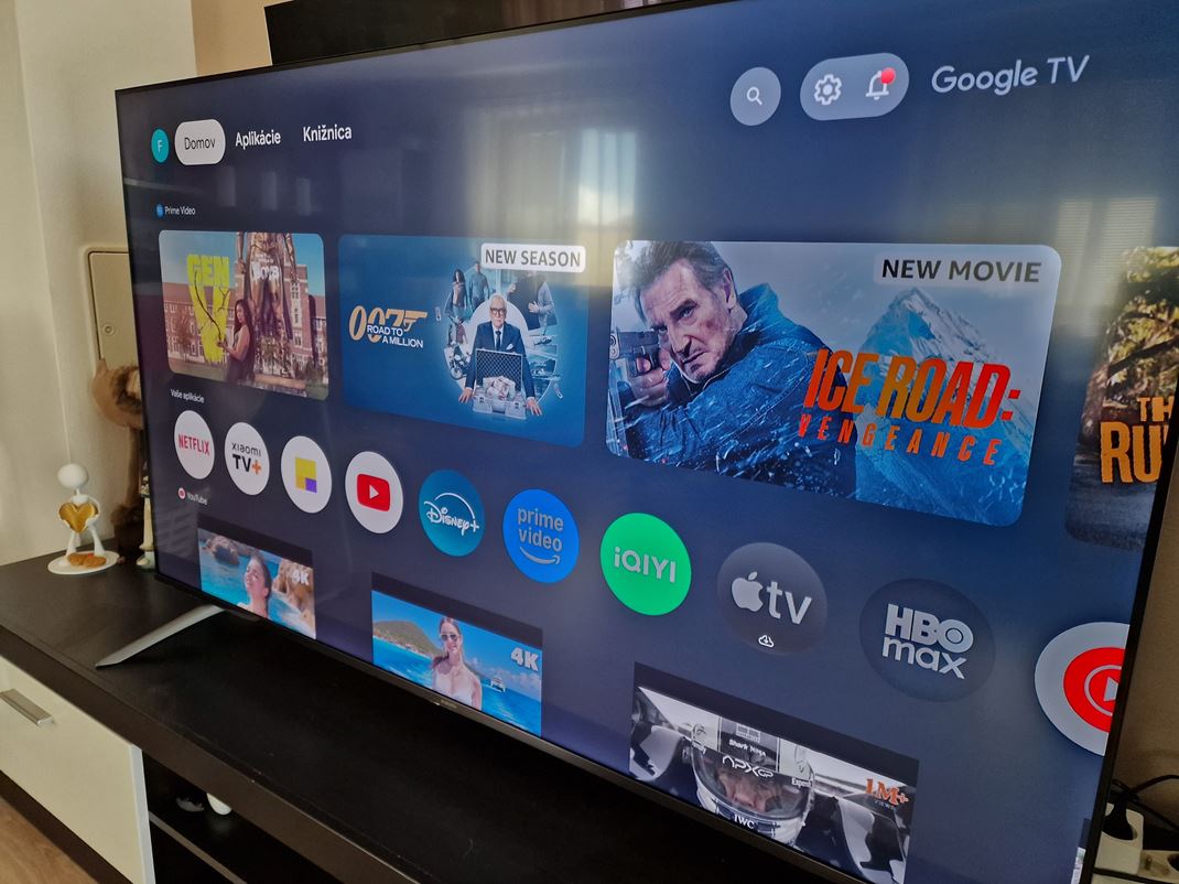 65'' Xiaomi TV A Pro Pololeskl povrch sce mierne tlm, ale stle dos odra zadn svetlo.
