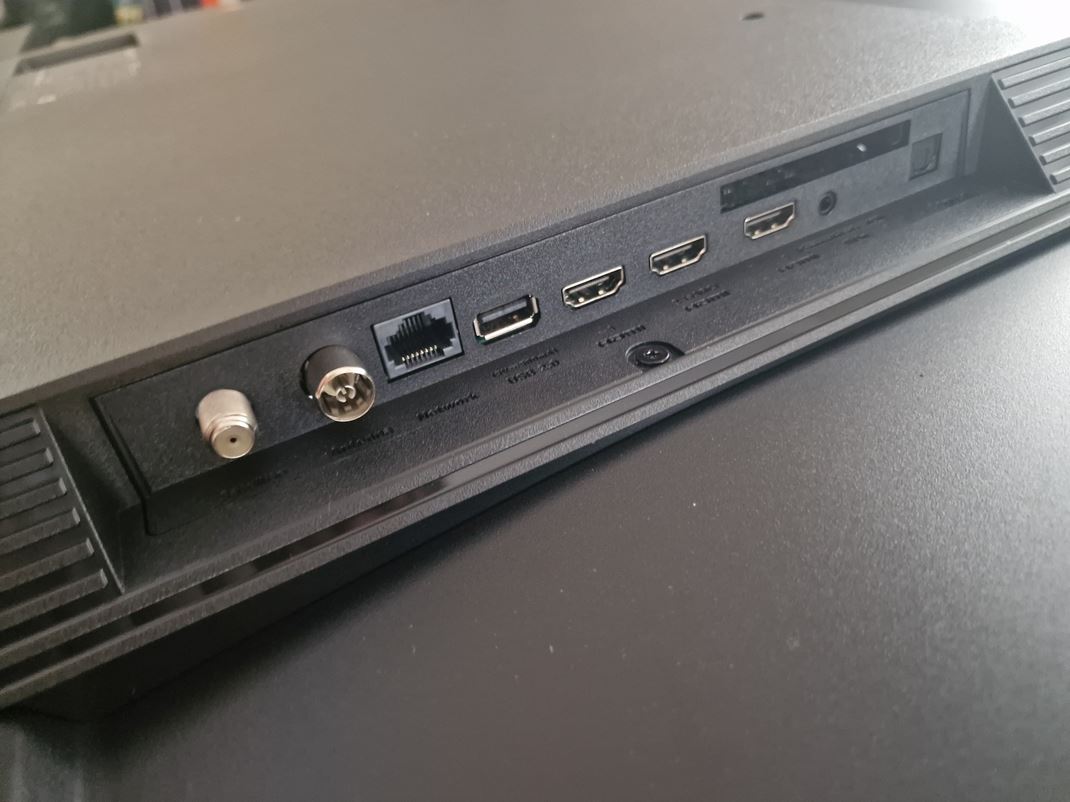 65'' Xiaomi TV A Pro Ponuka portov je zkladn s tromi HDMI portmi, ale nechba ani optick vstup.