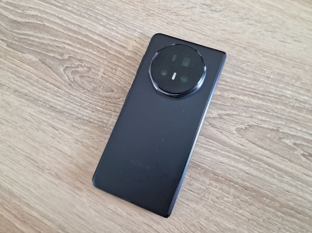 Honor Magic V5 Kamera je masvnejia, pripomnajca fotomobily.