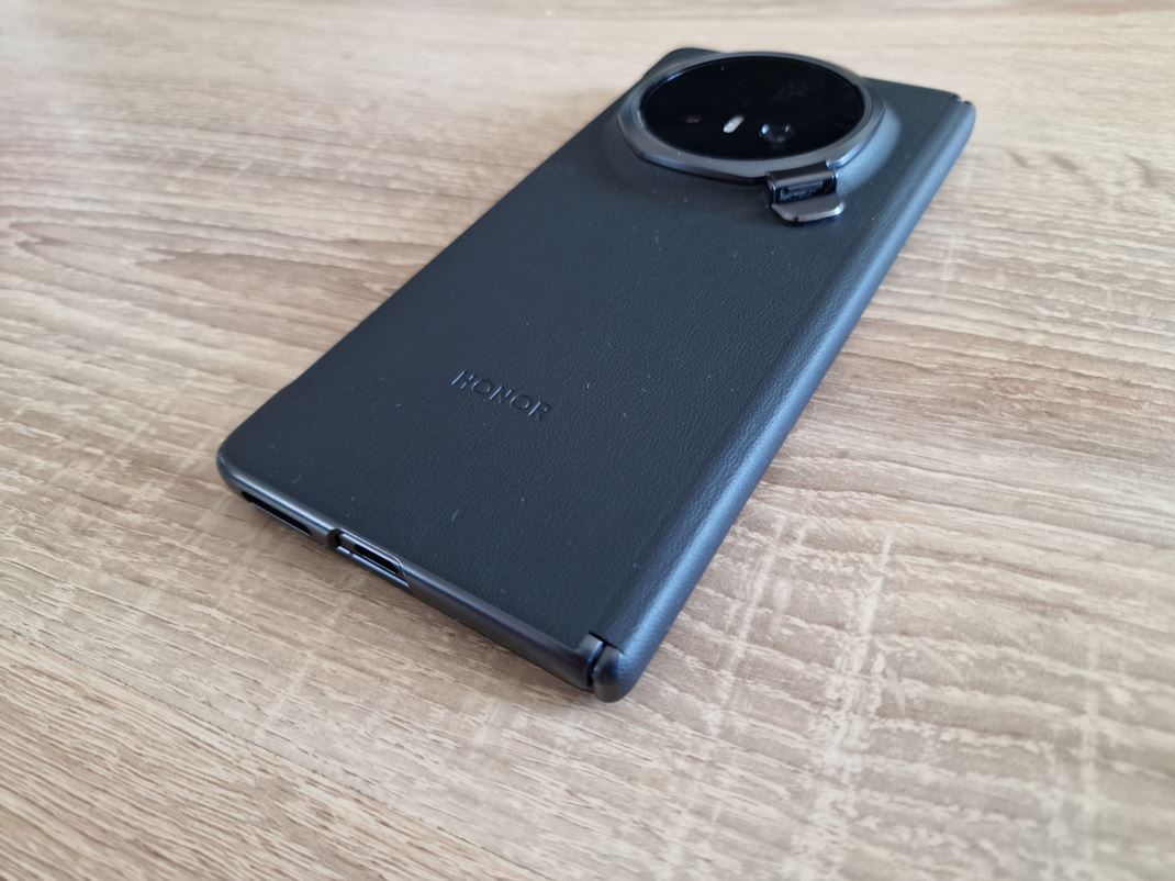 Honor Magic V5 Pridan obal s kovovou ochranou kamier ete zvrazn dojem fotomobilu.