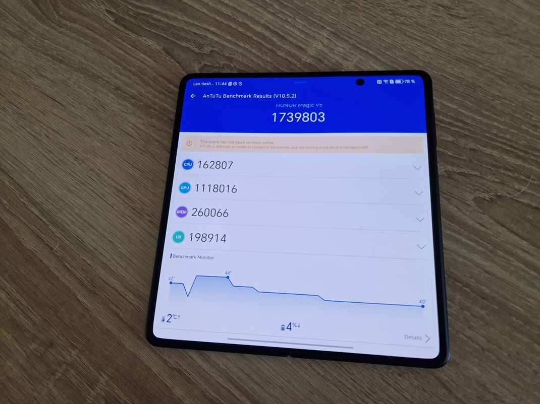 Honor Magic V5 Vkon nie je najvy, ale plne dostaton pre rchle pouvanie. Spotreba nie je vysok a rovnako ani zahrievanie.