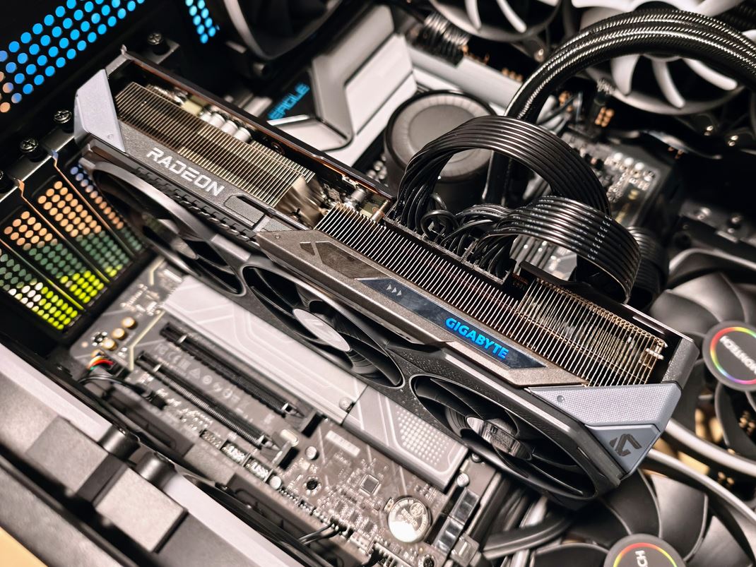 GIGABYTE Radeon RX 9070 XT Gaming OC 16G 