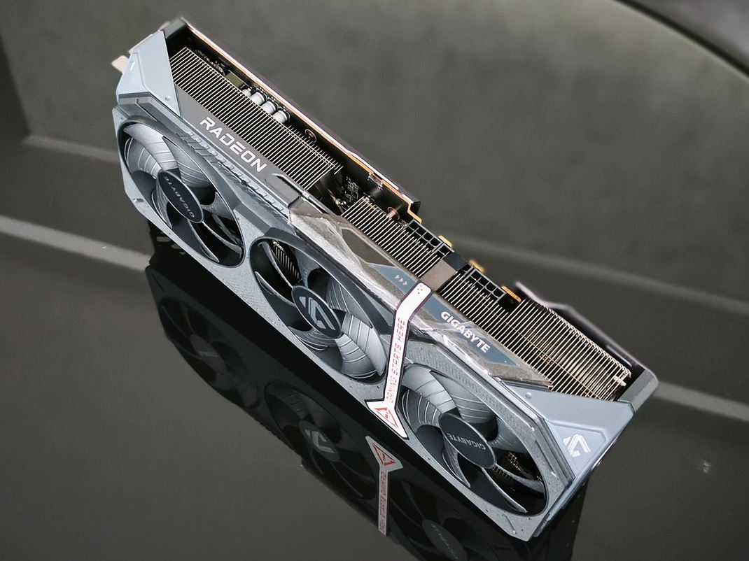GIGABYTE Radeon RX 9070 XT Gaming OC 16G 