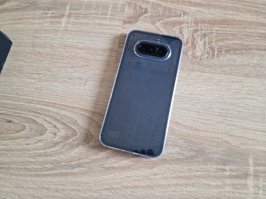 Nothing Phone (4a) S mobilom dostanete aj obal, ktor� nezakryje priesvitn� zadn� stenu.