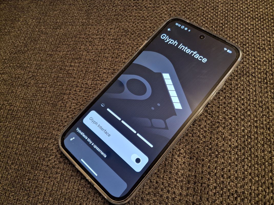 Nothing Phone (4a) Glyph si m��ete nastavova� a priradi� na r�zne aplik�cie.