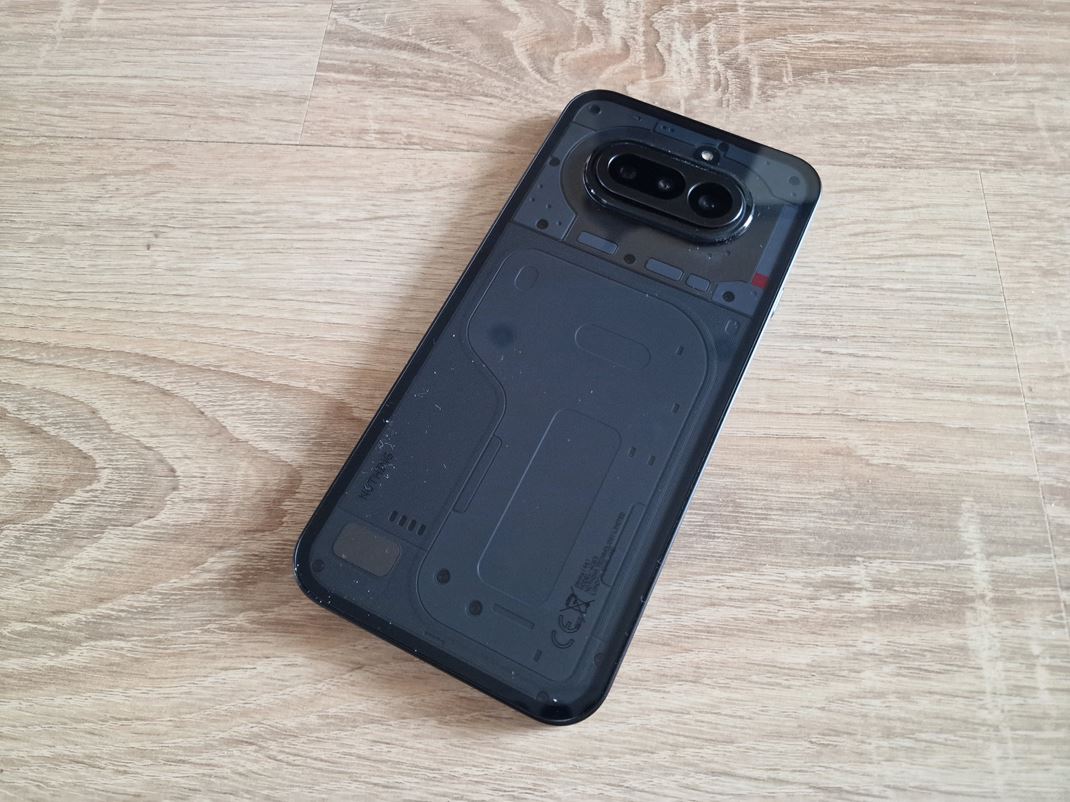 Nothing Phone (4a) Rovnako znovu pon�ka jedine�n� zadn� stranu mobilu.