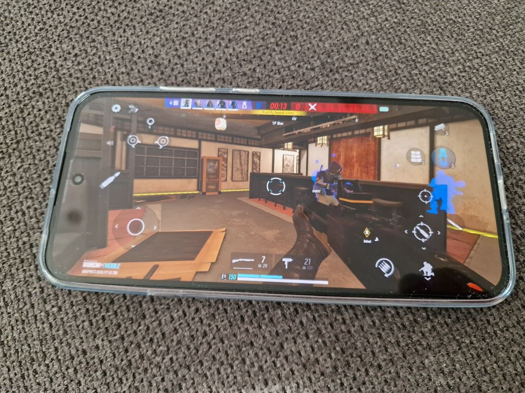 Nothing Phone (4a) Hranie je bezprobl�mov� a aj nov� Rainbow Six mobile ide pekne.