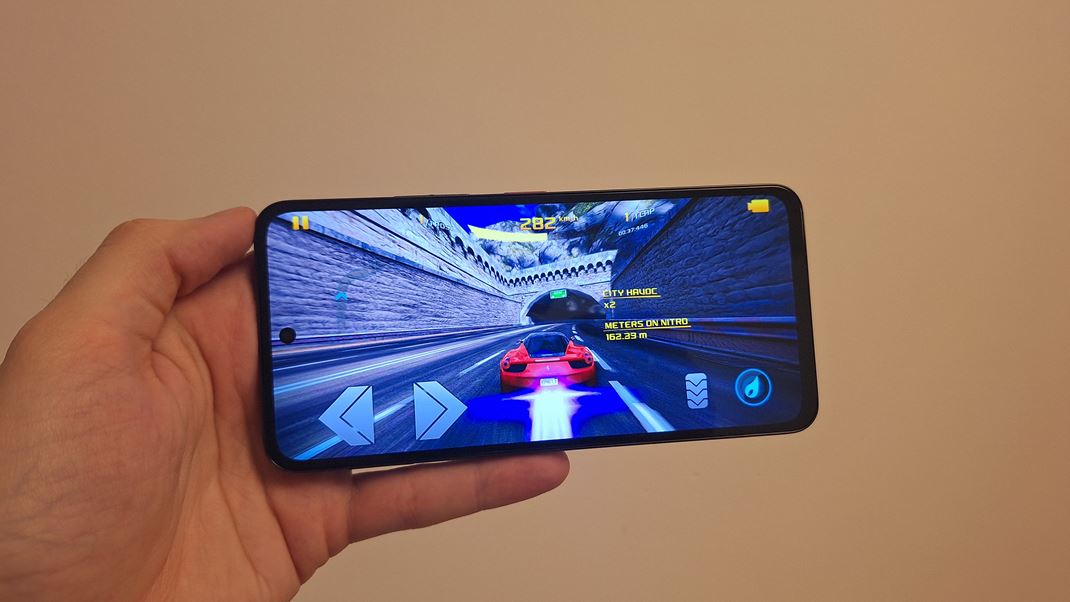 T Phone 3 Pro Be�n� hranie zvl�da dobre