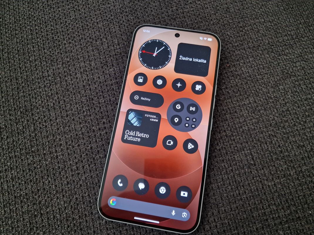 Nothing (4a) Pro Nothing syst�m nech�ba a teraz ho e�te zv�raz�uje kvalitn� a jasn� displej.