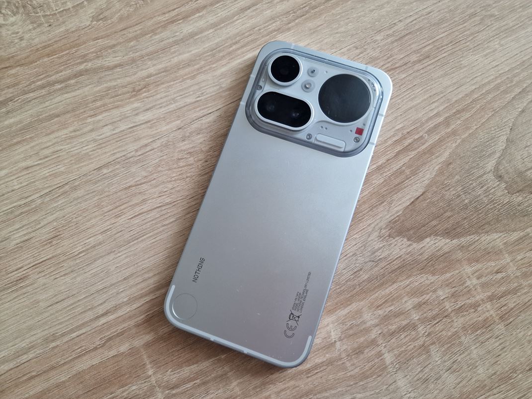 Nothing (4a) Pro Telo mobilu je tentoraz hlin�kov� a odhalen� �as� je len v oblasti kamier.