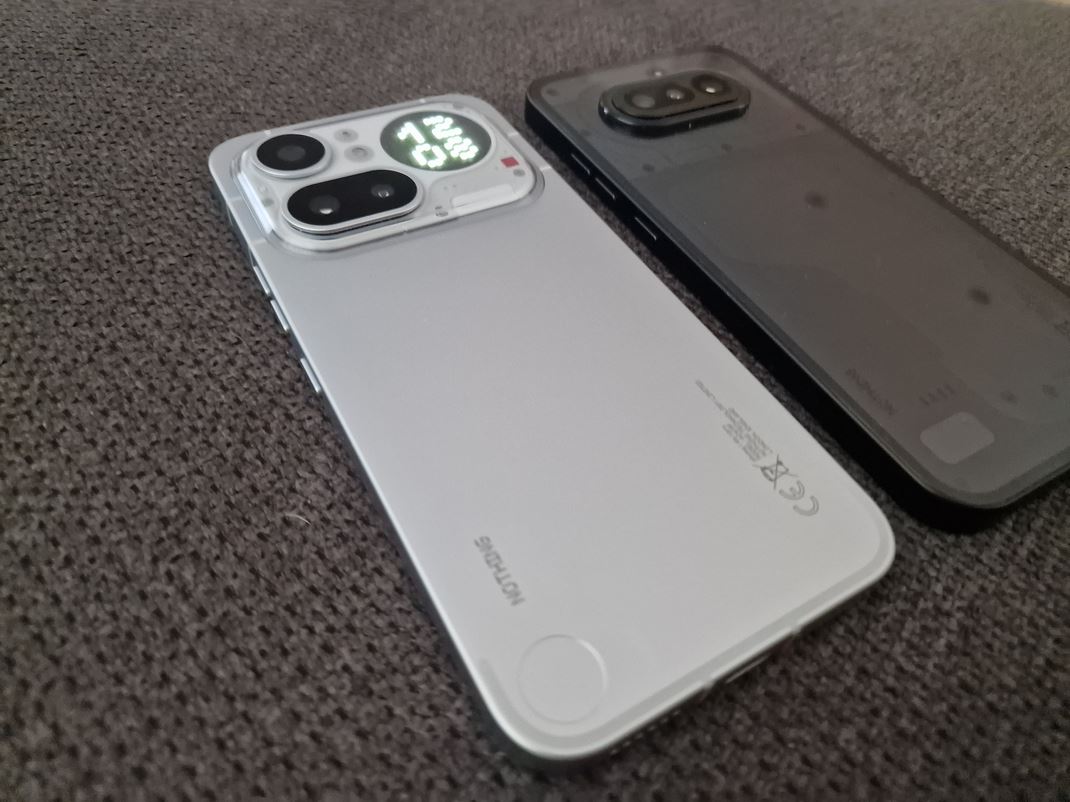 Nothing (4a) Pro 4a a 4a Pro bok po boku.