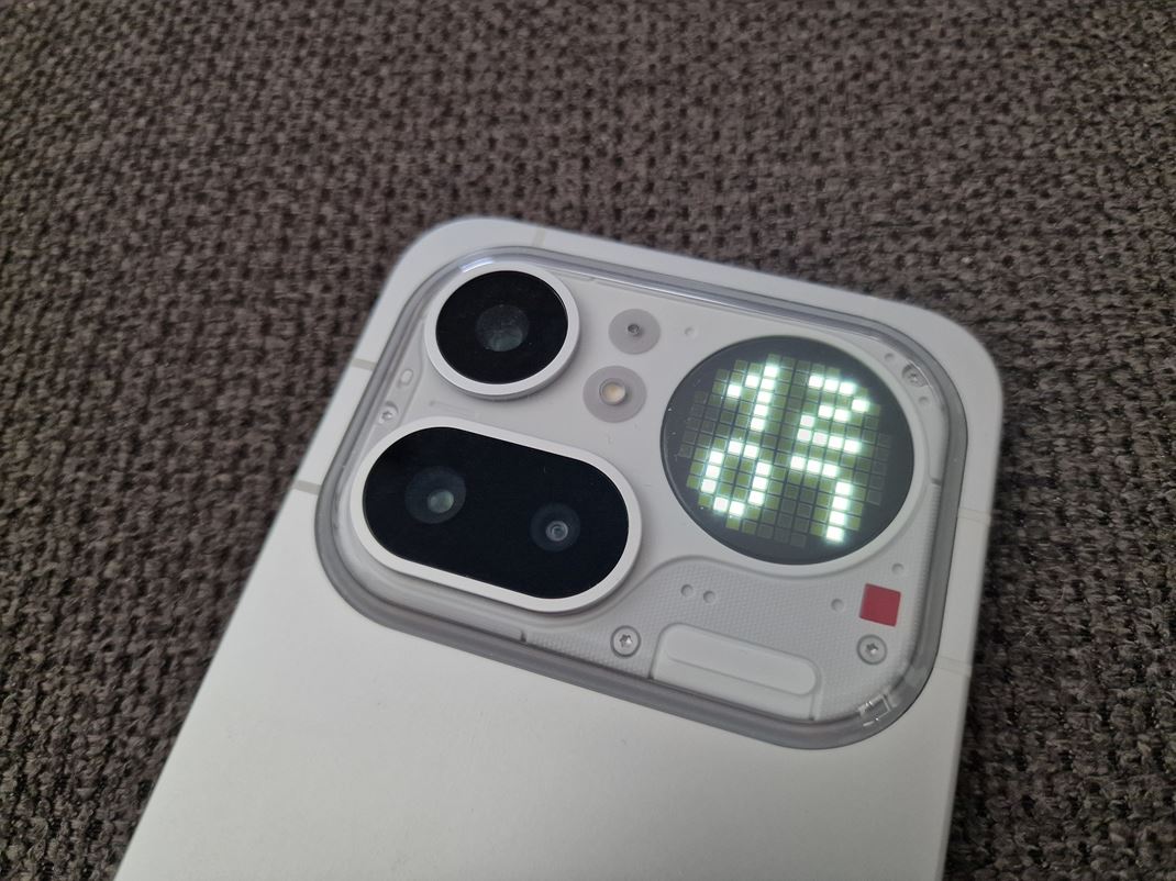 Nothing (4a) Pro Glyph displej je pekn� doplnok, ak si uklad�te mobil displejom dole.