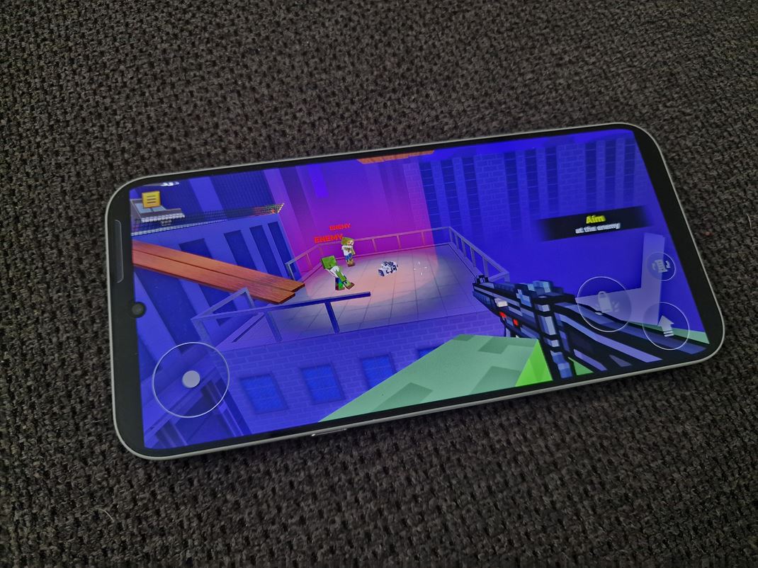 Nothing (4a) Pro Hry na jednej strane zvl�dne mobil aj vo vy���ch nastaveniach, na druhej nezober� ve�a bat�rie.