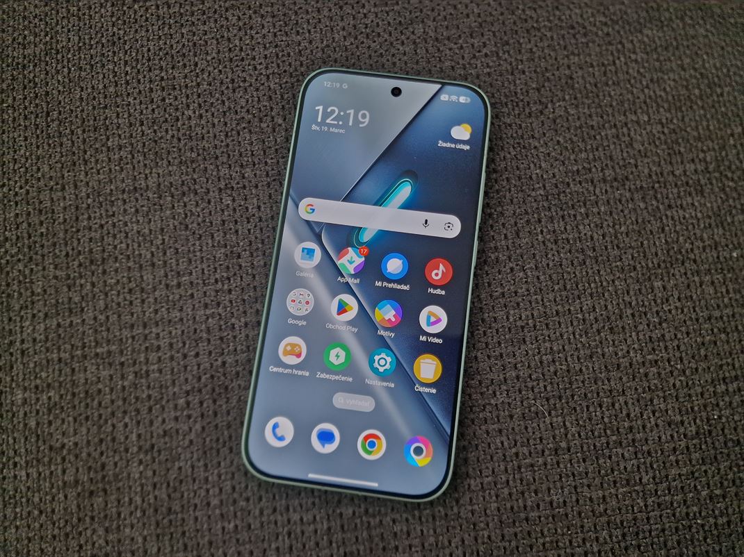 Poco X8 Pro �akajte pr�jemn� ve�kos� mobilu.