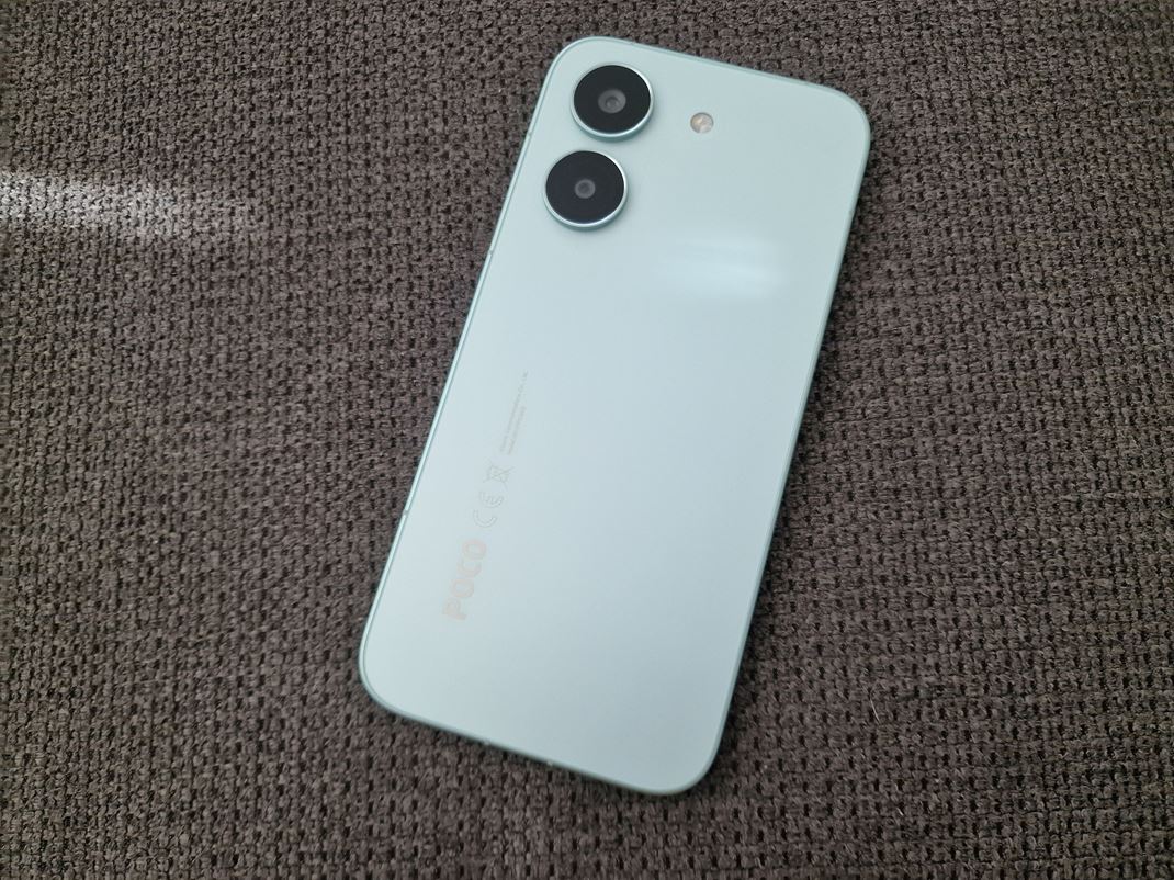 Poco X8 Pro Telo je hlin�kov�, kombinovan� so sklom.