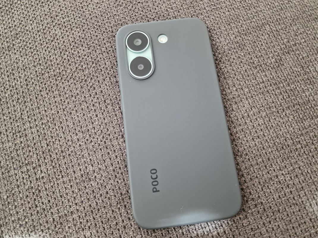 Poco X8 Pro Mobil je prijemn� aj s prilo�en�m obalom.