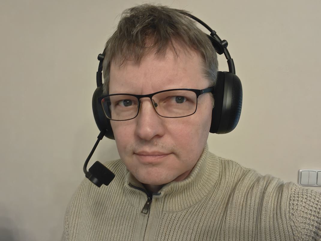 Sony Inzone H6 Air headset Headset je �ahk� a bez probl�mov s n�m vydr��te aj nieko�ko hod�n.